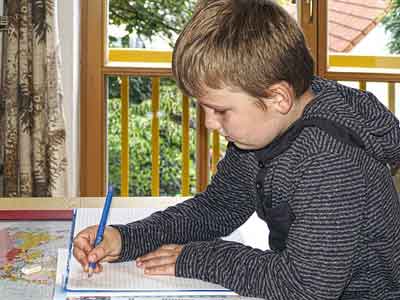 על הספה - כתבות ומאמרים - שיעורי הבית של הילדים- כיצד נדע עד כמה להיות מעורבים?