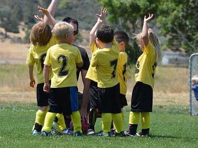 על הספה - כתבות ומאמרים - כיצד פעילות ספורטיבית תסייע לילד להתפתח חברתית
