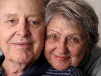 על הספה - כתבות ומאמרים - בני משפחה מטפלים – ליווי הקשיש החולה