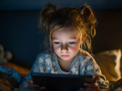 על הספה - כתבות ומאמרים - לגדל מתבגר בעידן של מסכים – איך לא לאבד שליטה