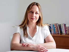 ד״ר הילה ביזר-טיפול פסיכולוגי בסקייפ