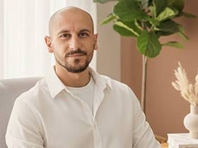 אדם אקשטיין-פסיכותרפיסט - מטפלים בדיכאון  בחדרה