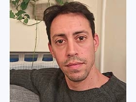 אוריאל רוס-פסיכותרפיסט ועובד סוציאלי קליני (MSW)  - מטפלים  