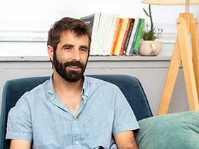 איל מרגולין-פסיכולוג קליני מומחה-מטפלים לקהילה הגאה בדרום תל אביב