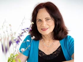 אפרת גל-פסיכותרפיסטית ומטפלת זוגית ומשפחתית מוסמכת-מטפלים לגיל השלישי בפרדס חנה כרכור