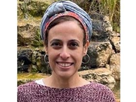 אתי סבאן-פסיכותרפיסטית בגישה פסיכואנליטית, עובדת סוציאלית קלינית-הדרכת הורים בבקעת אונו