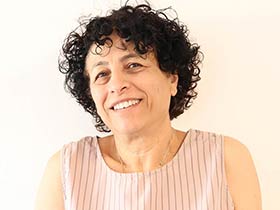 דליה שלום-עוסית קלינית פסיכותרפיסטית-מטפלים בהתמודדות עם משברי חיים ביקנעם