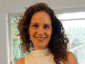 דנה עלי-רז-עובדת  סוציאלית קלינית ומטפלת CBT ו EMDR-מטפלי EMDR בהוד השרון