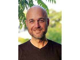 דר אורי אהרונוב-מטפל במוסיקה פסיכותרפיסט ומדריך-קבוצות טיפוליות בצפון תל אביב