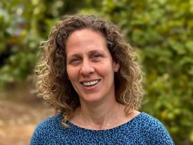 הלית מניב-מטפלת בתנועה בשילוב אמנויות, EMDR, DBT-טיפול בהבעה ויצירה בטבעון