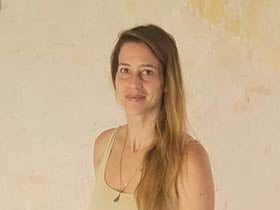 יובל ברו שלום-מטפלת באמנות M.A וטיפול EMDR שלב 1 - טיפול בהבעה ויצירה בעמק חפר