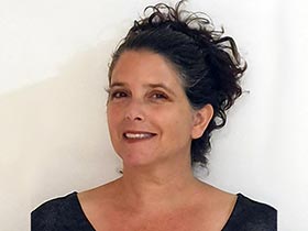 לילך אסטר-פסיכותרפיסטית, ביבליותרפיסטית ומנחת קבוצות-מטפלים באתגרי זוגיות ומשפחה בגבעת שמואל