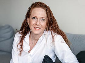 מירב סנדל-מטפלת בהבעה ויצירה ופסיכותרפיסטית CBT-טיפול בהבעה ויצירה ברעננה