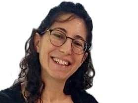נעם טמיר גינזברג-ביבליותרפיסטית, מטפלת דיאדית ומדריכת הורים-טיפול בהבעה ויצירה באזור הדרום