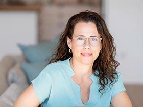 קרן רהט כהן-פסיכותרפיסטית CBT וטיפול באמצעות אומנויות -מטפלים באומנות ברעננה
