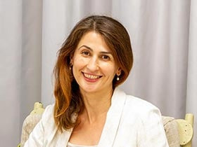 רות דורום-פסיכותרפיסטית, מטפלת בדרמה, מנחת קבוצות-טיפול בהבעה ויצירה בחיפה